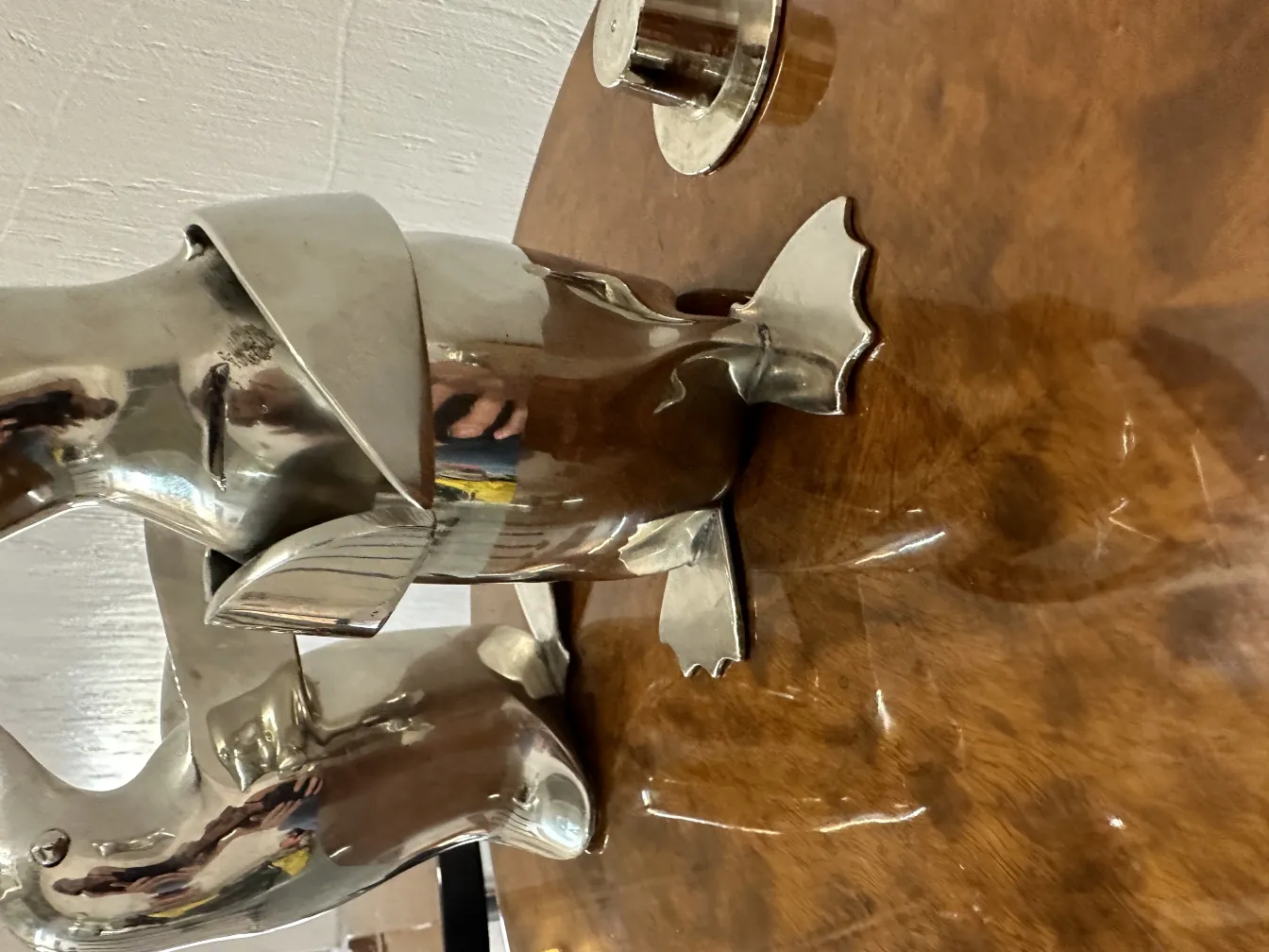 deux pingouins décoratifs anciens sur une table