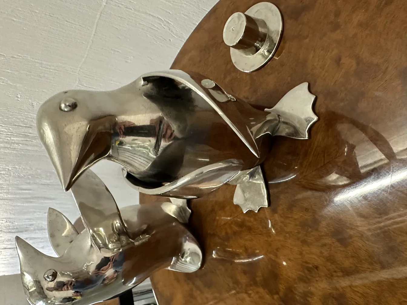 2 pingouins de décoration antique sur une table