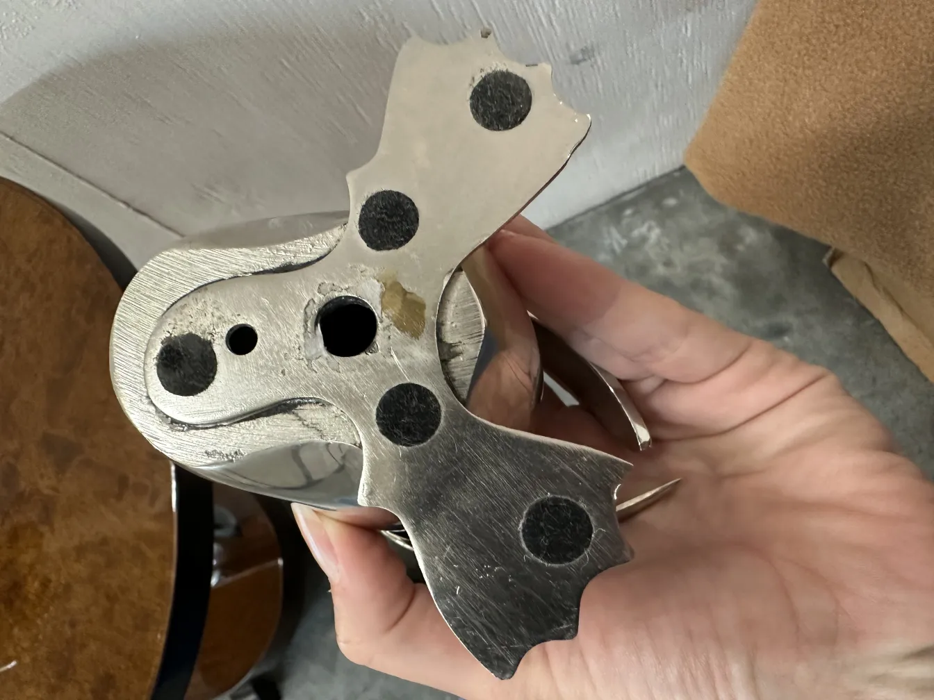 deux pingouins décoratifs anciens avec des détails métalliques