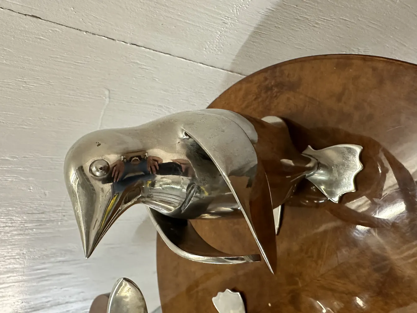 Dois pinguins antigos brilhantes em um ambiente quente