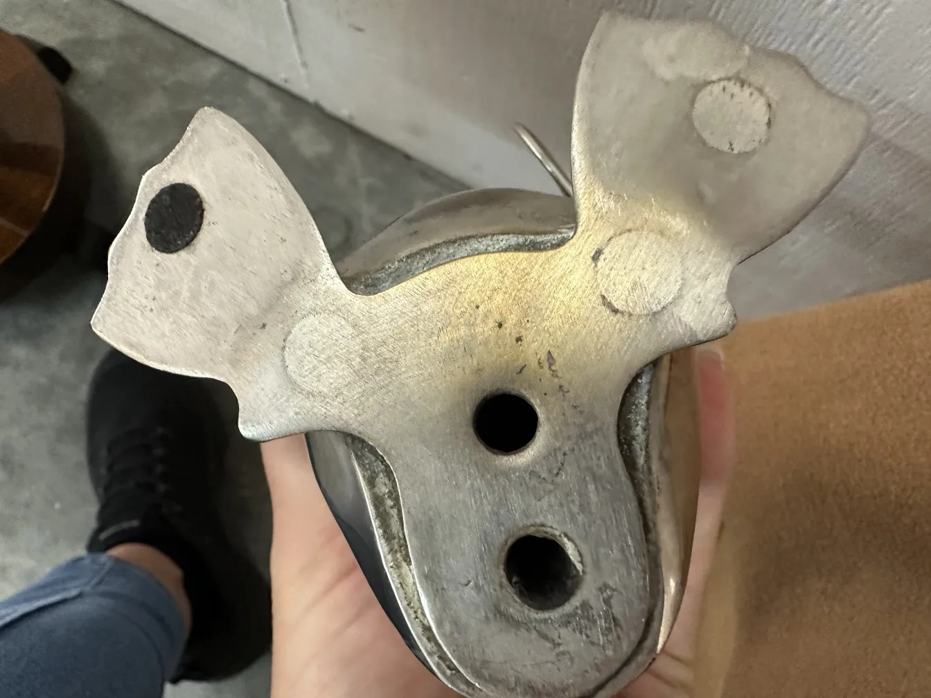 两个古董企鹅的上视图，细节引人注目