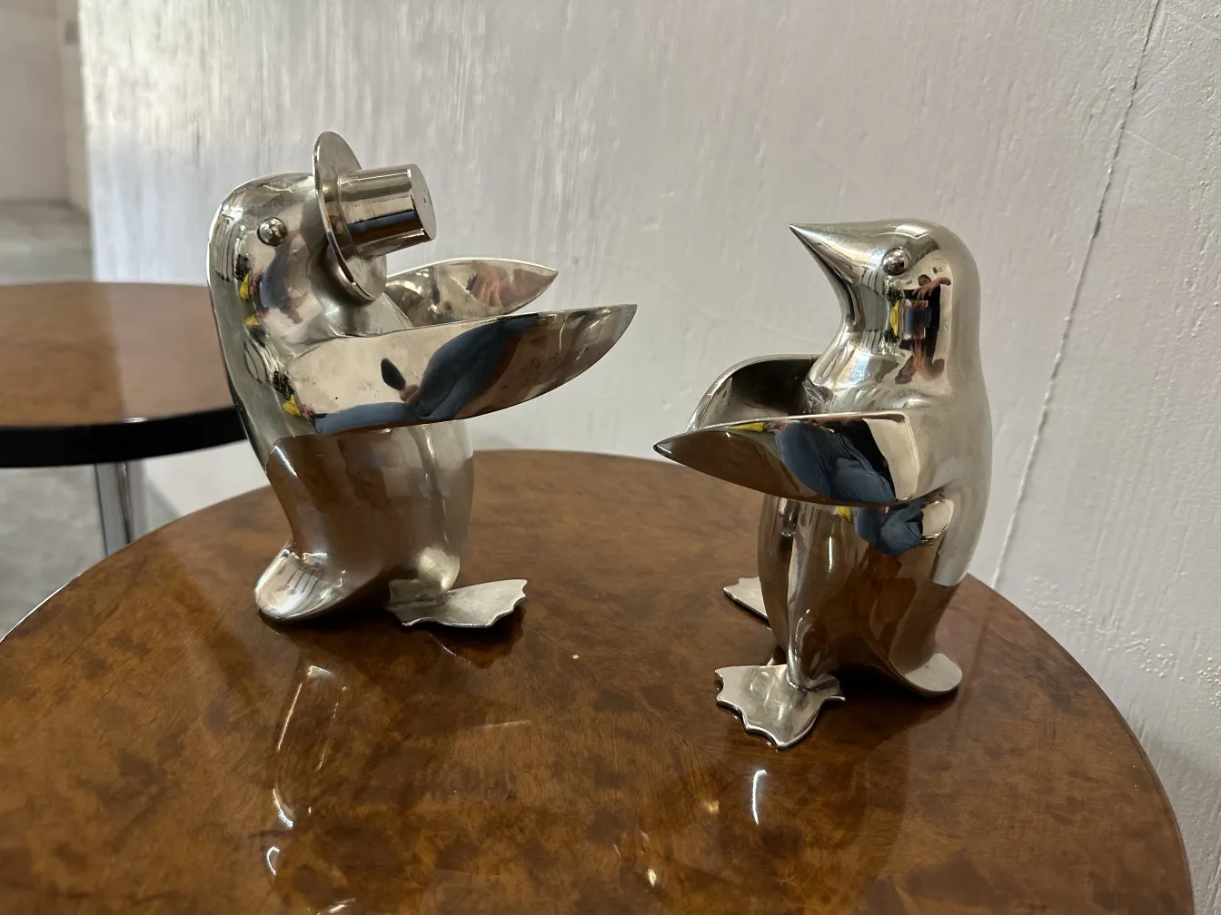 木製のテーブルの上にある2羽の古風なペンギン