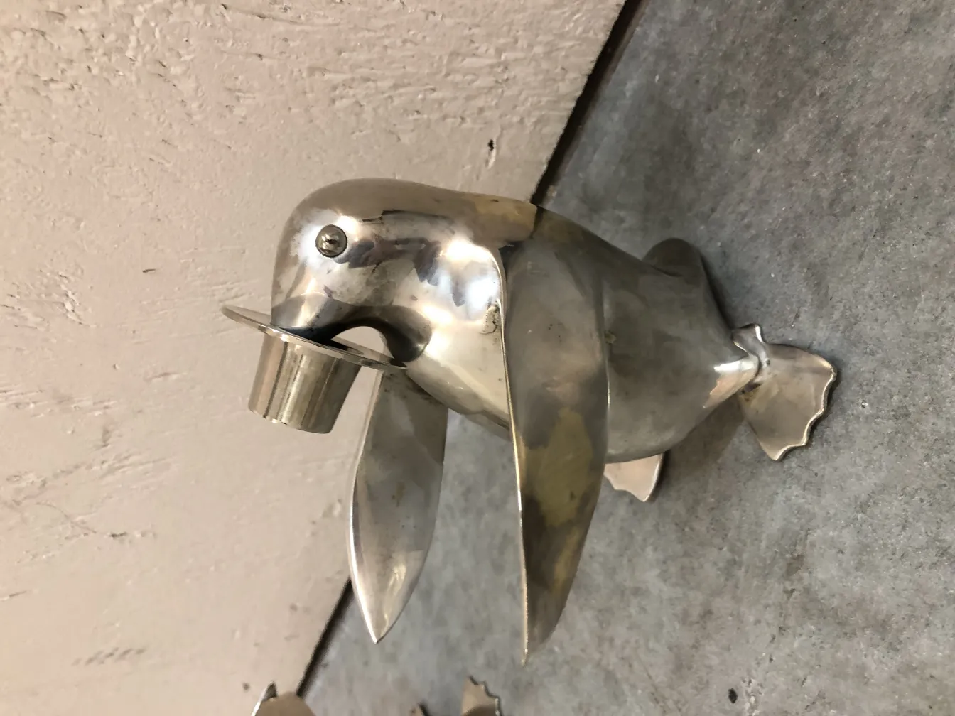 Pingouins décoratifs anciens en métal, l'un portant un chapeau, sur fond gris