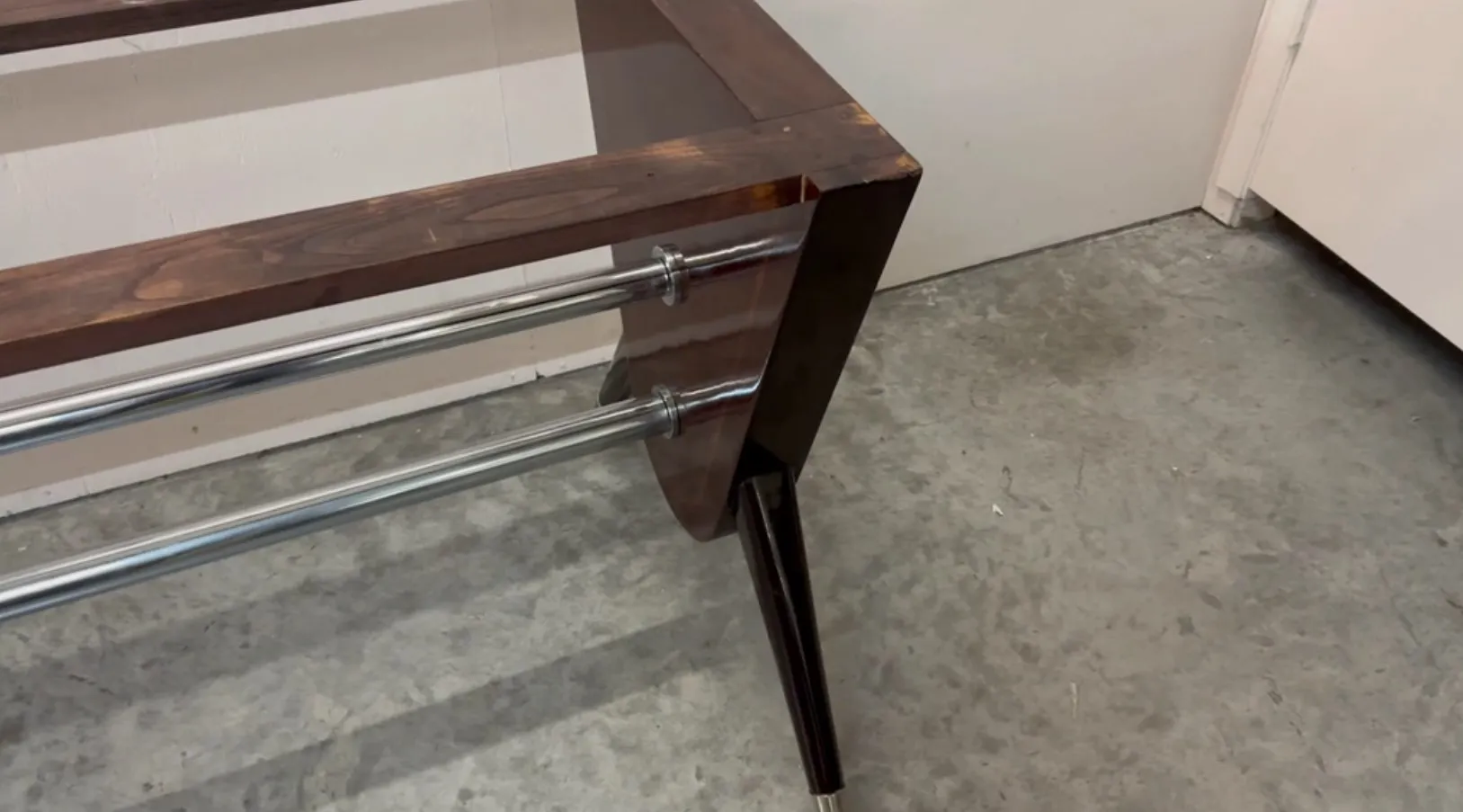 Mesa de comedor antigua para diez personas en un entorno sencillo.