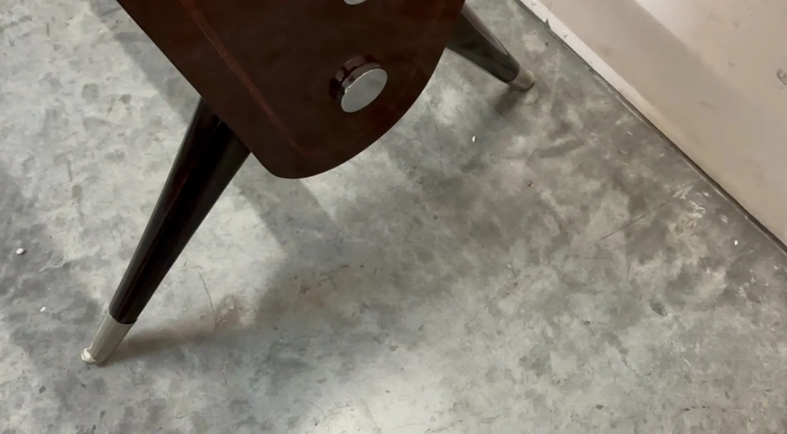 Tavolo da pranzo antico per 10 persone in un ambiente semplice.