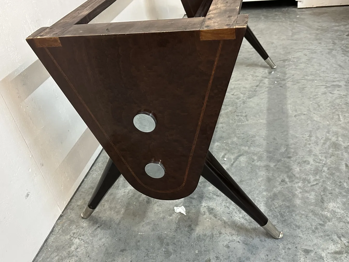 Table à manger ancienne avec des pieds élégants pour 10 personnes