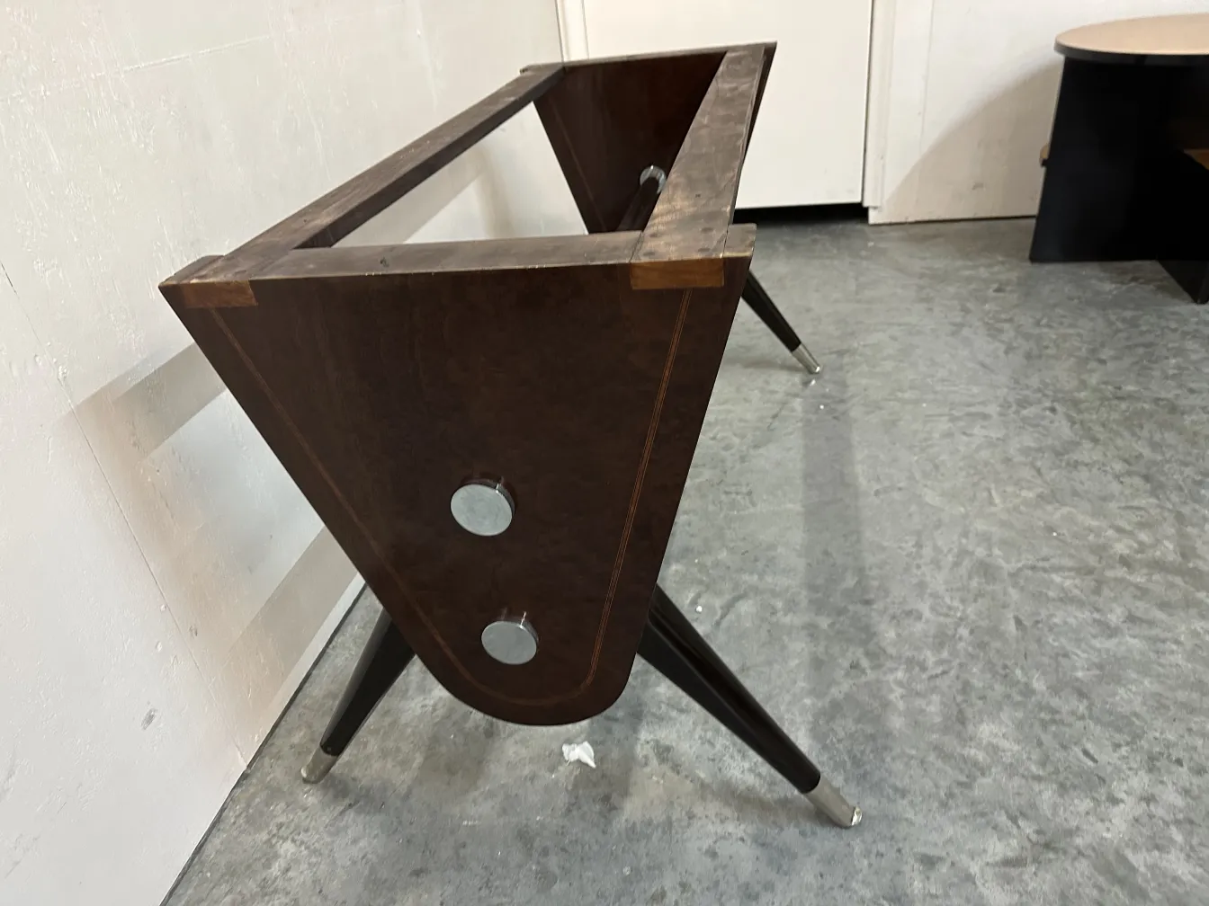 mesa antiga de jantar com design elegante e pernas esbeltas, ambiente minimalista