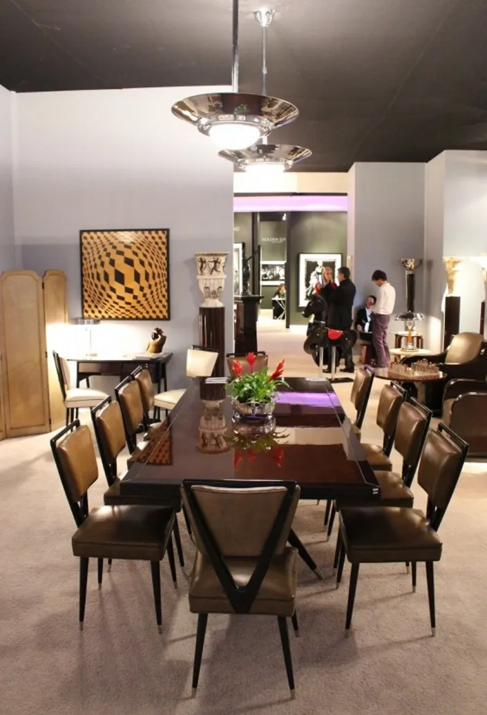 Mesa de comedor antigua para 10 personas en ambiente elegante