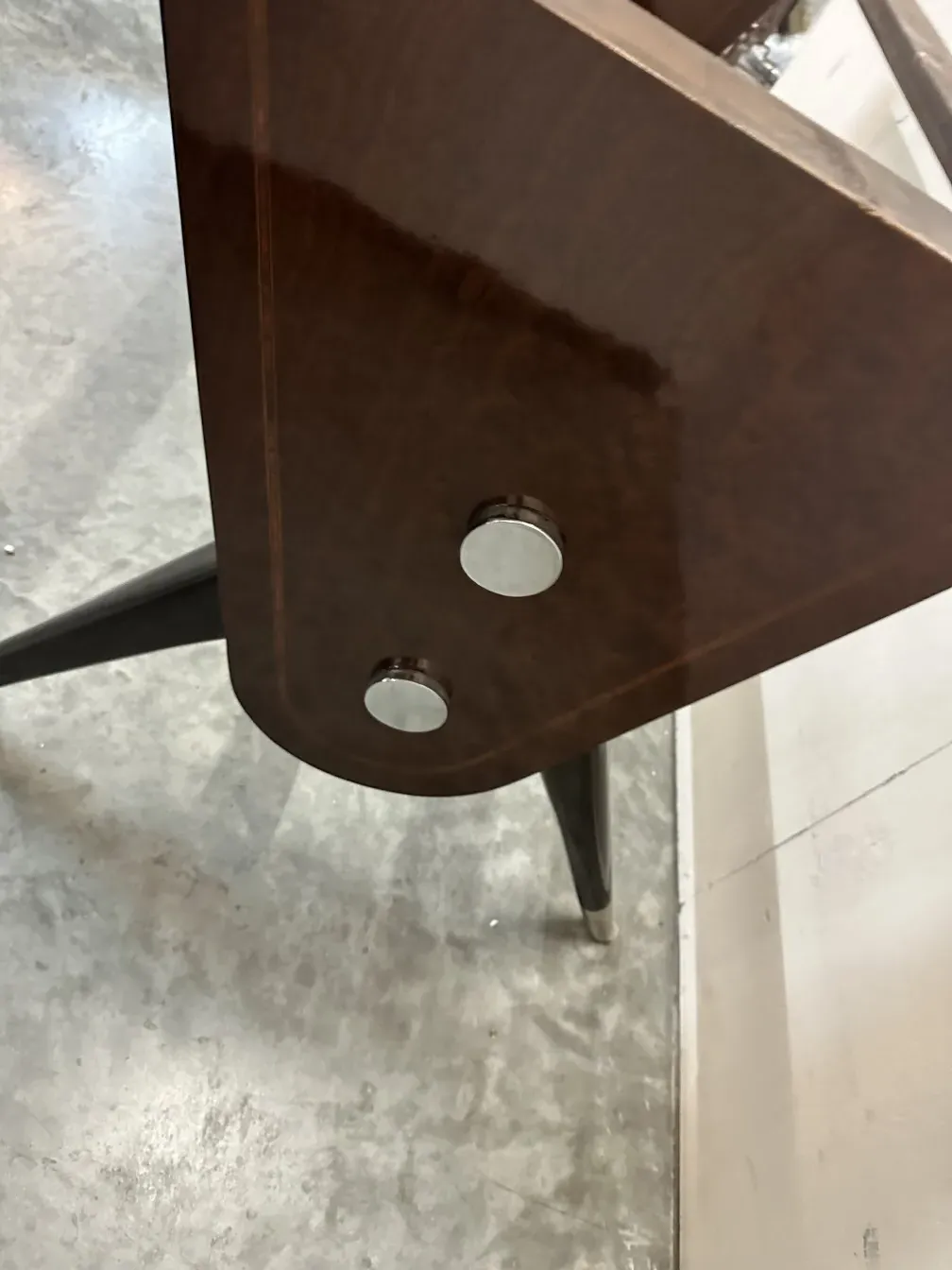 mesa de jantar antiga com design carlo mollino e pernas finas