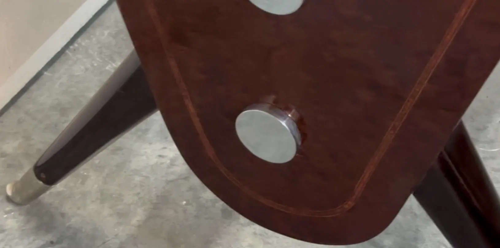 mesa de comedor antigua con diseño especial para 10 personas en un ambiente elegante