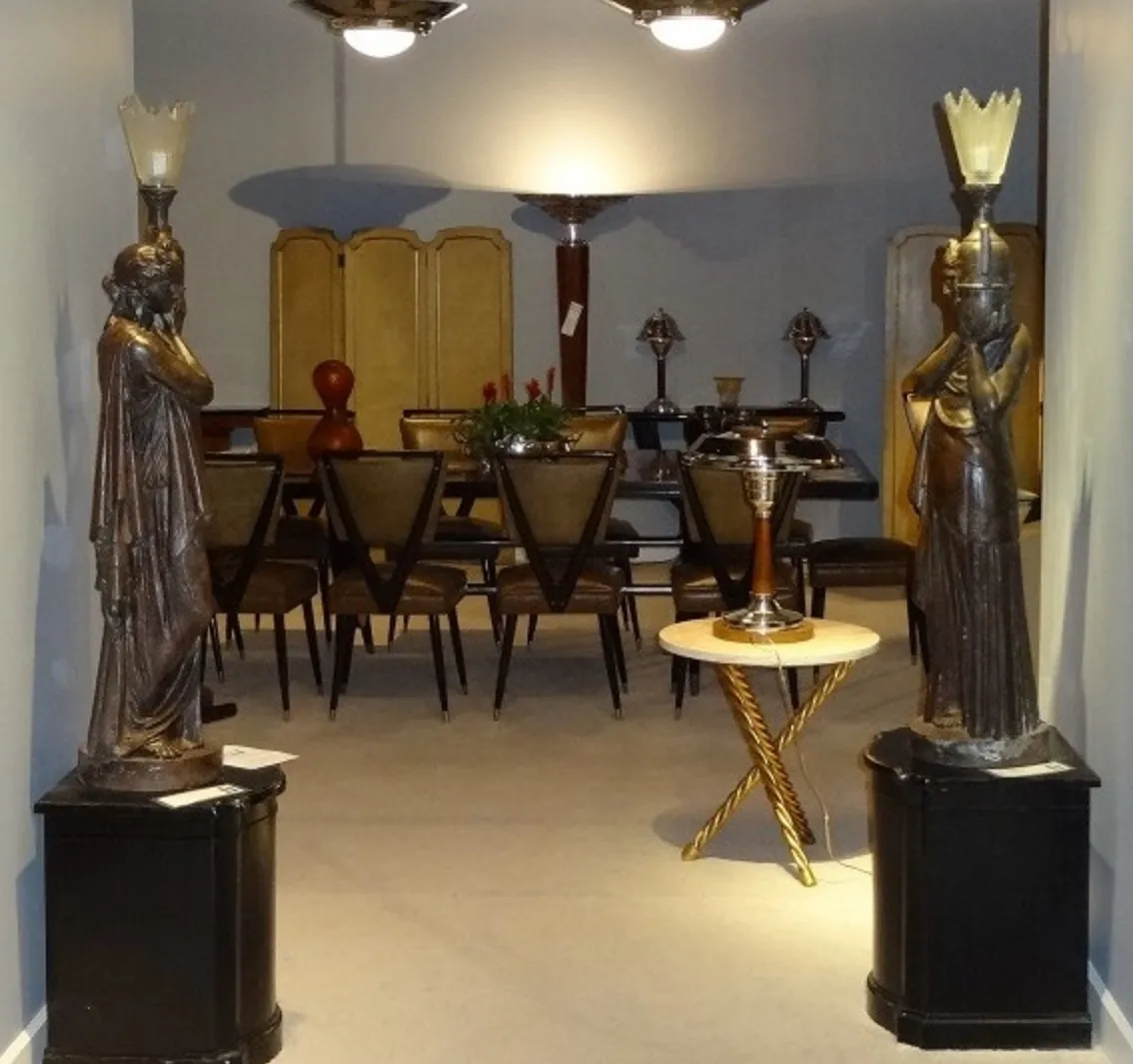 Mesa de jantar antiga com cadeiras, ambiente elegante