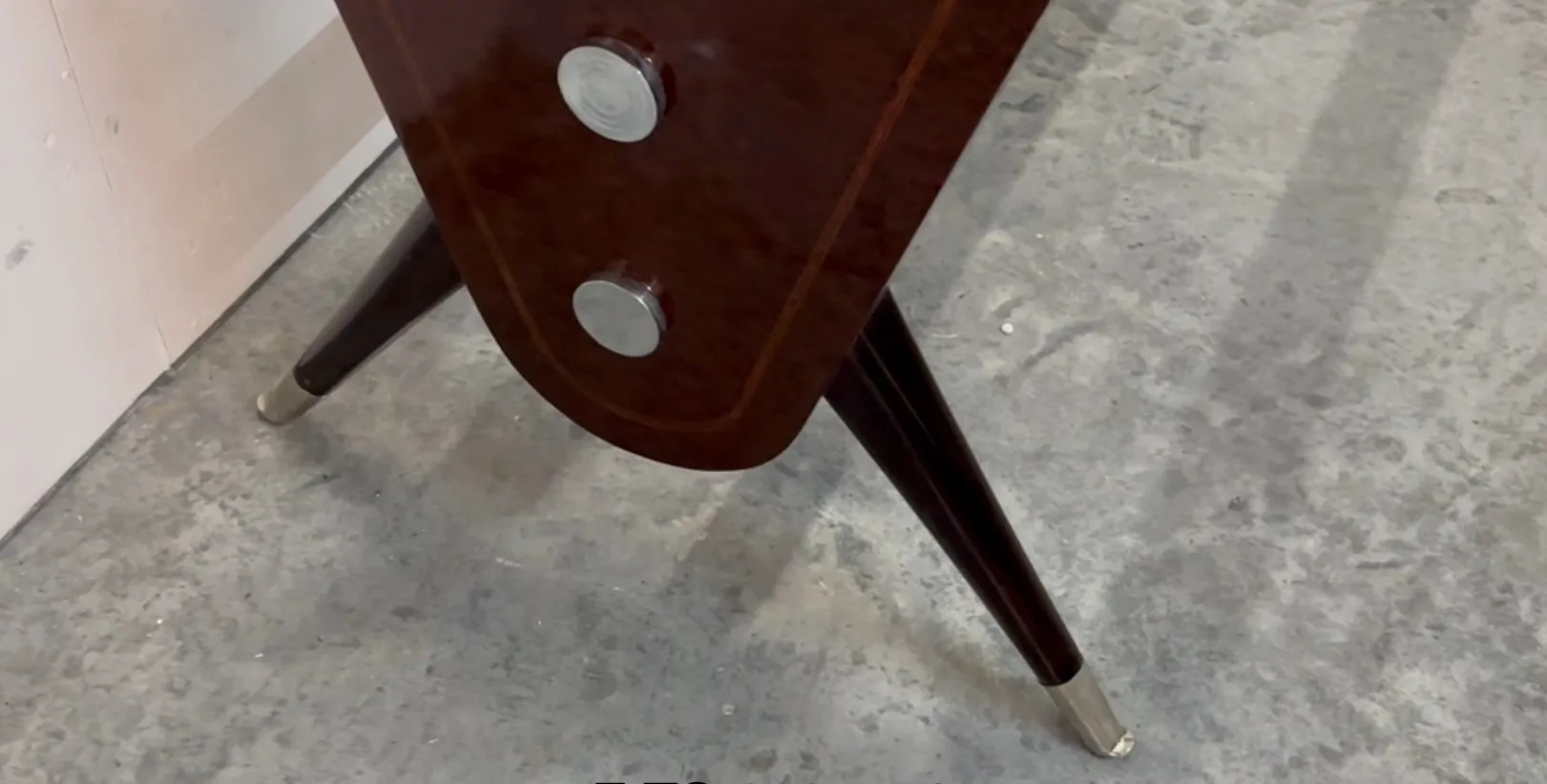 Table à manger ancienne de Carlo Mollino pour 10 personnes avec un design élégant dans une ambiance chaleureuse.