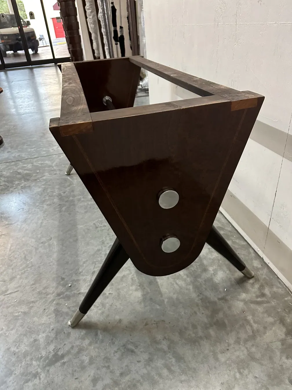 Alter Esstisch für zehn Personen mit elegantem Design und hohen Beinen.