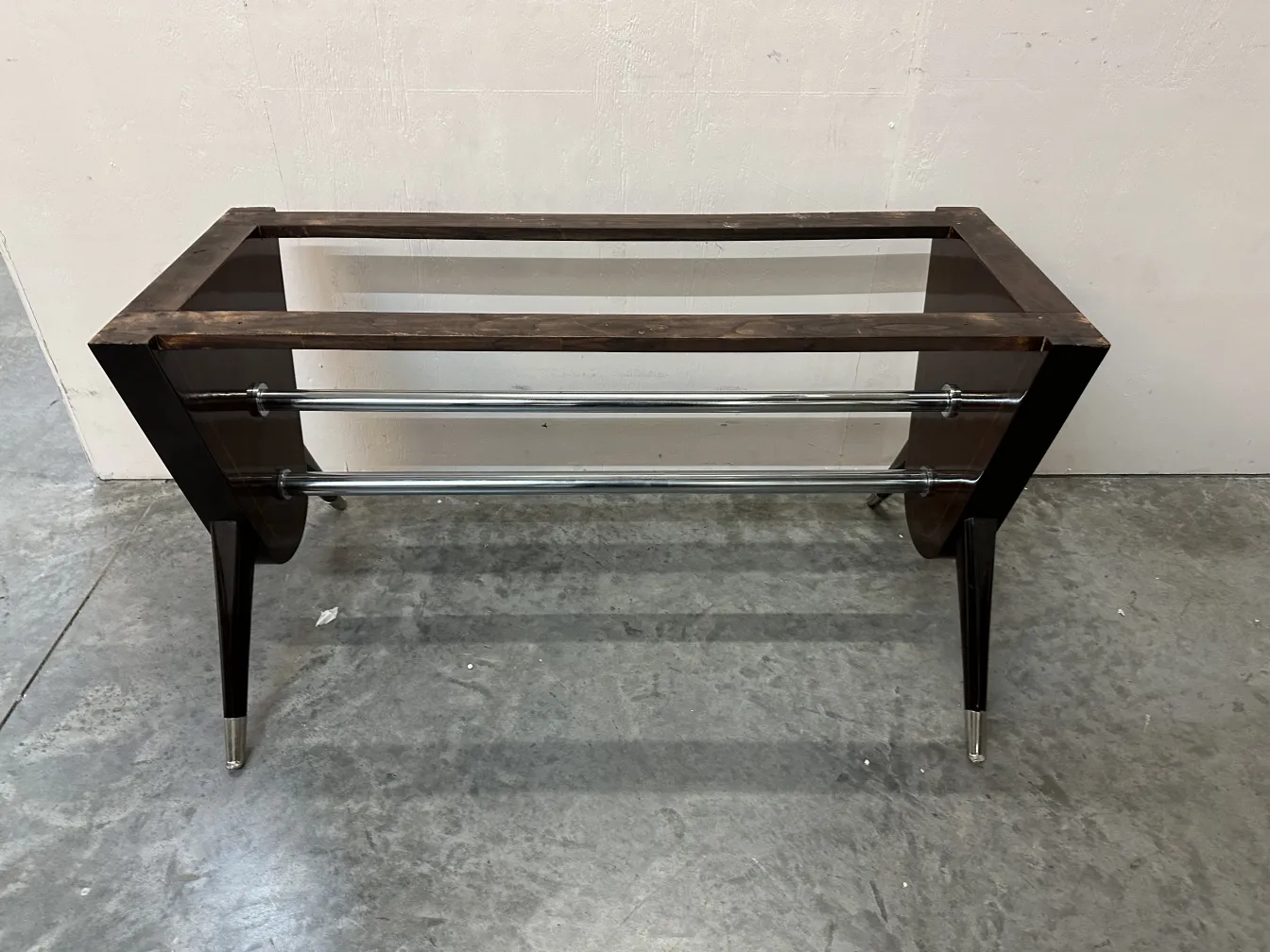 mesa de comedor antigua de 10 personas con patas elegantes y estructura robusta