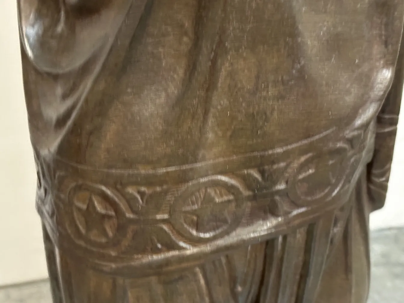 sculpture ancienne val d´osne avec des détails décoratifs