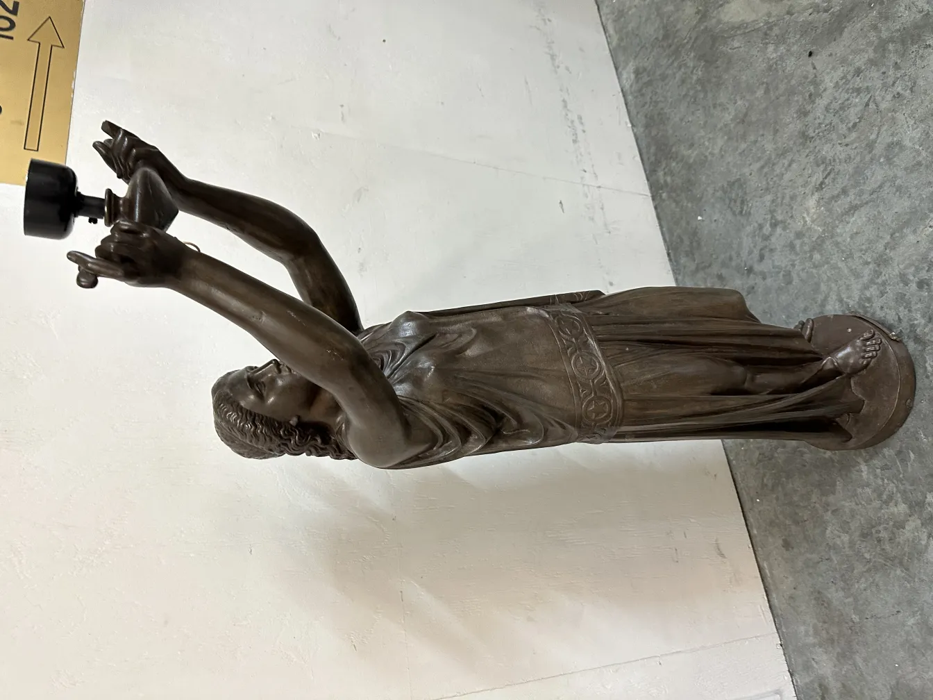 sculpture ancienne de figure féminine avec les bras levés