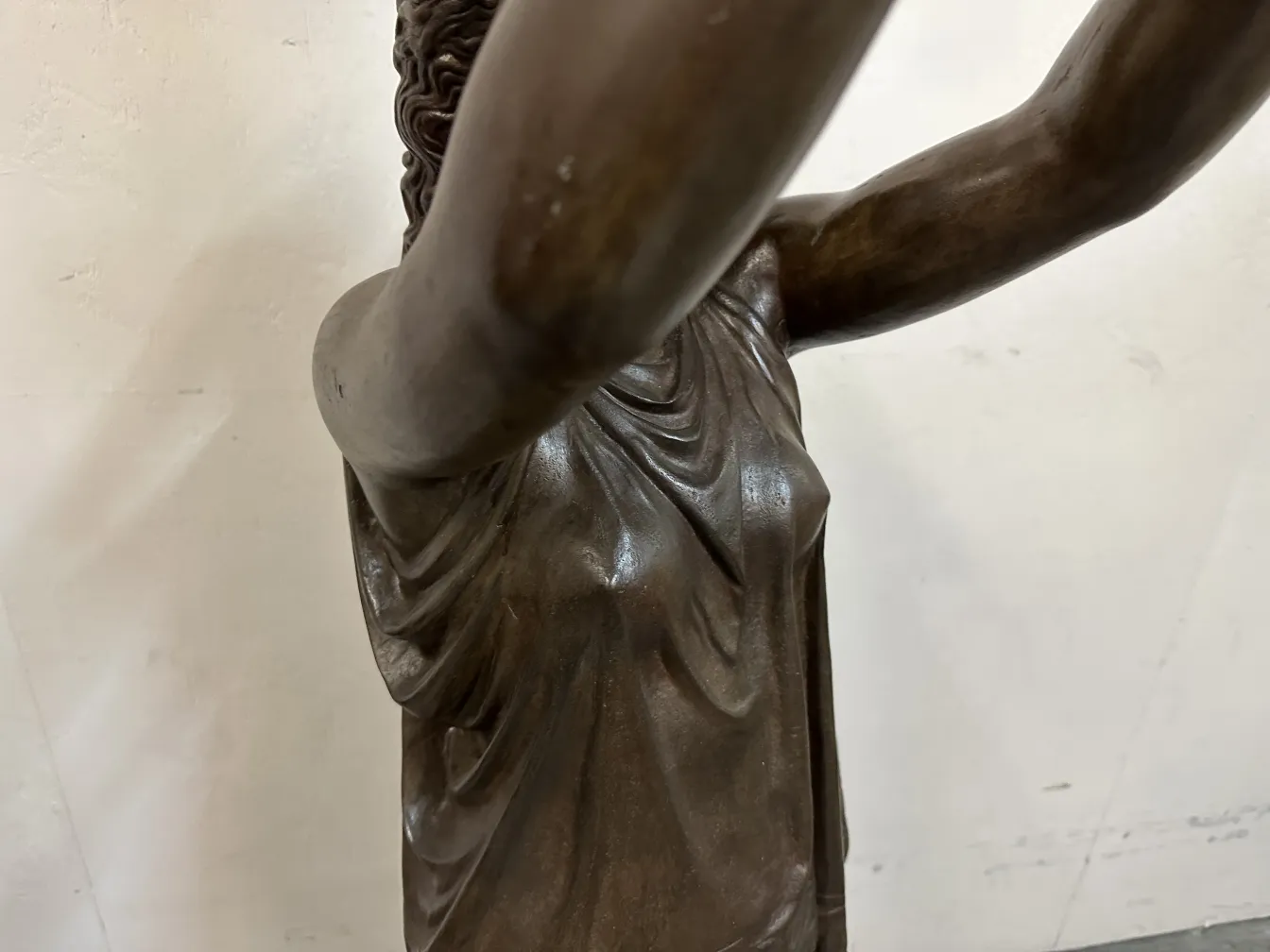 escultura antiga de dama com detalhes em seu vestido