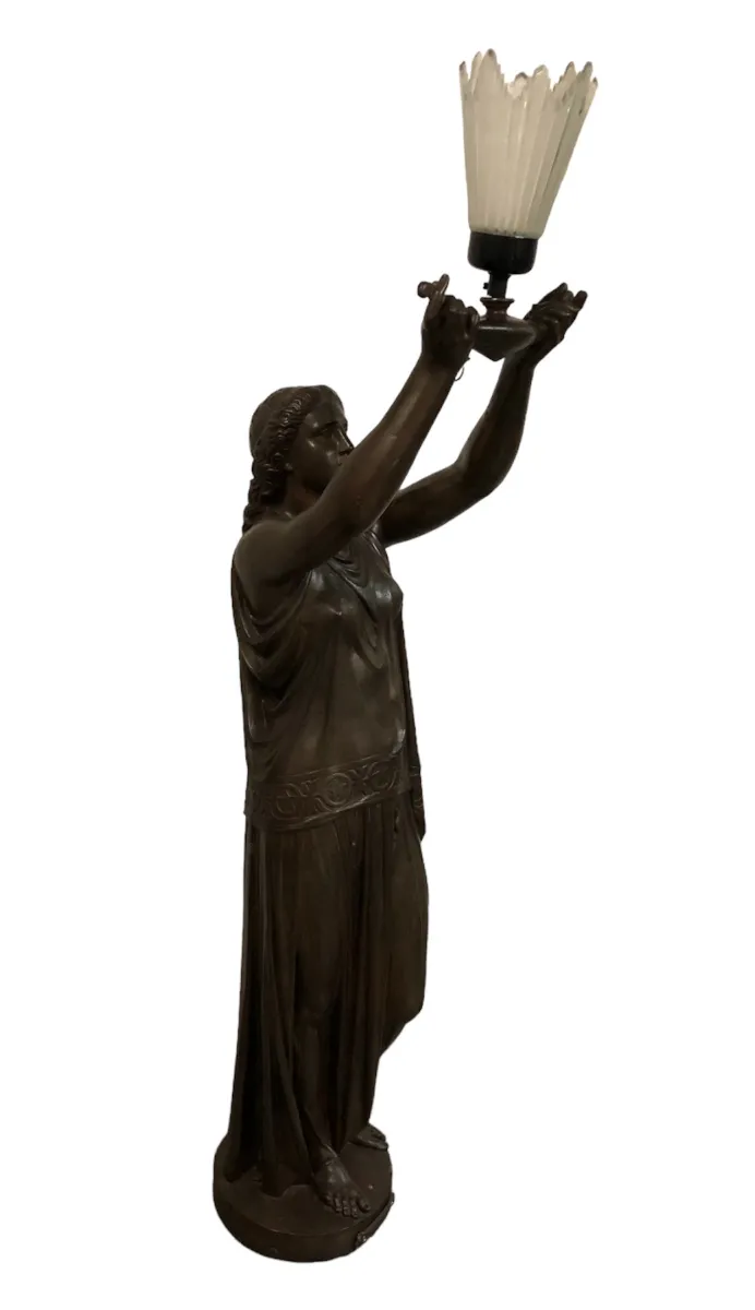 sculpture ancienne avec figure tenant de la lumière