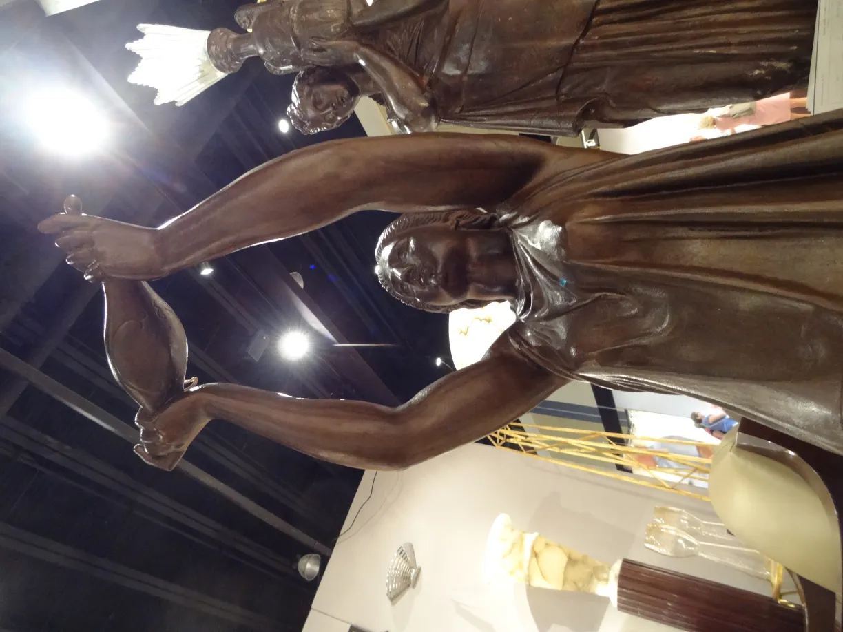 escultura antiga de figura feminina segurando um jarro, exibição de arte