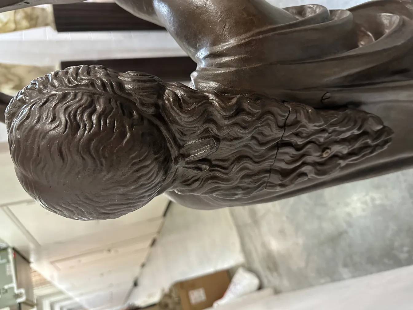 Val D'Osneの古代の彫刻には詳細な髪の毛があります。