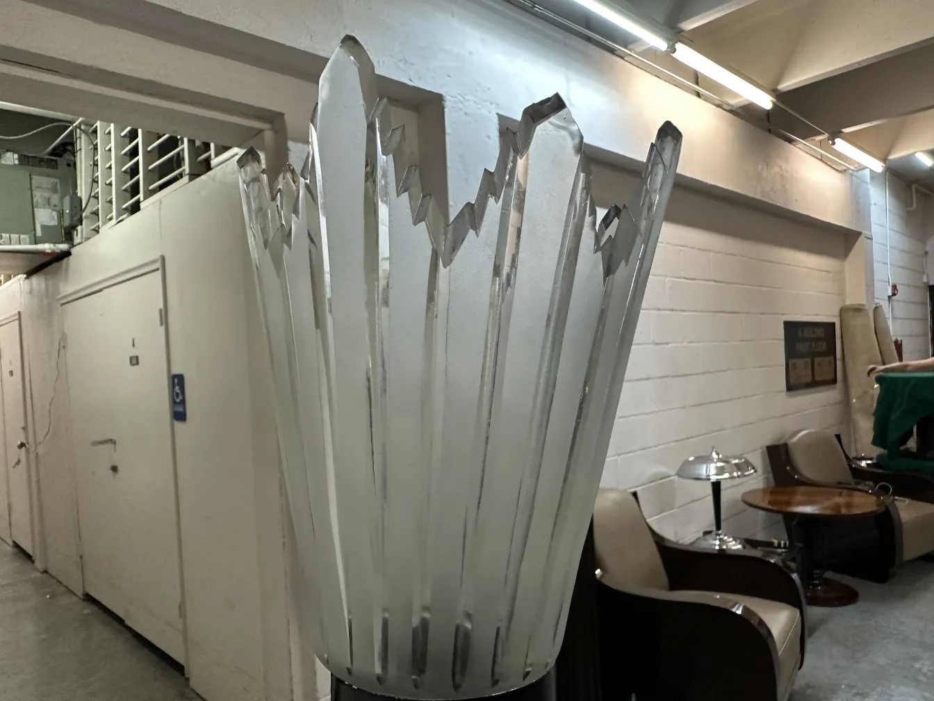 Antike Skulptur mit spitzen Formen in einer Antik-Umgebung.