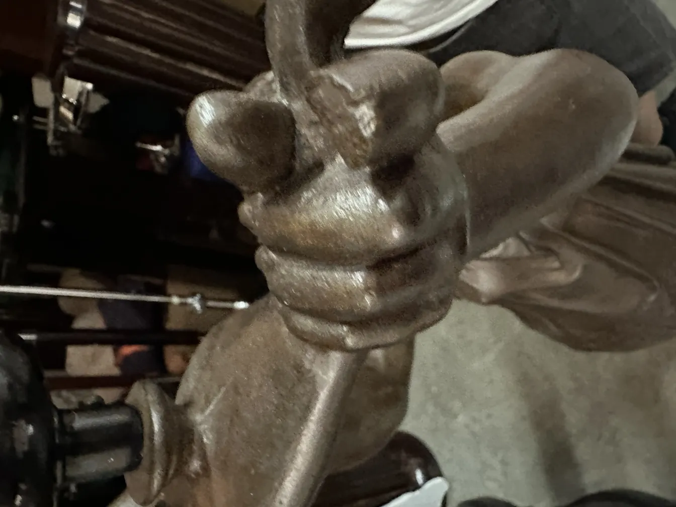 dettaglio di una scultura antica di Val D´Osne con caratteristiche distintive