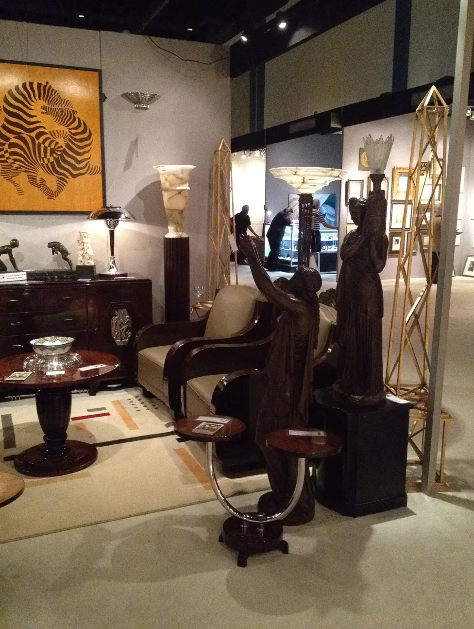 alte Skulptur Val D´Osne in einem eleganten Ambiente mit handwerklichen Details