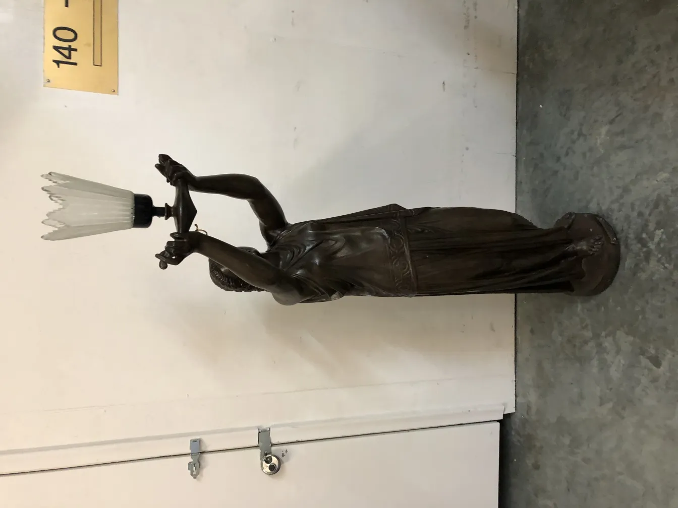 escultura antiga representando figura feminina com luz