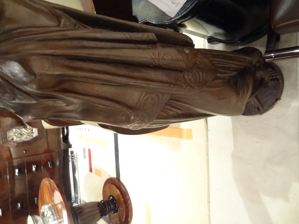 Scultura antica di Val D'Osne, decorativa e dettagliata.