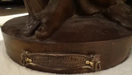 Scultura antica di Val D´Osne con dettagli alla base