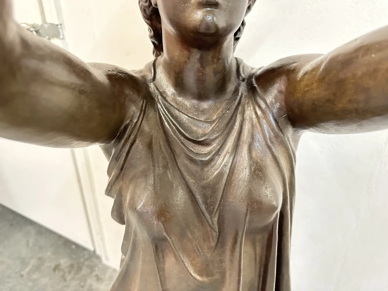 antike skulptur von val d'osne, figur mit drapierung