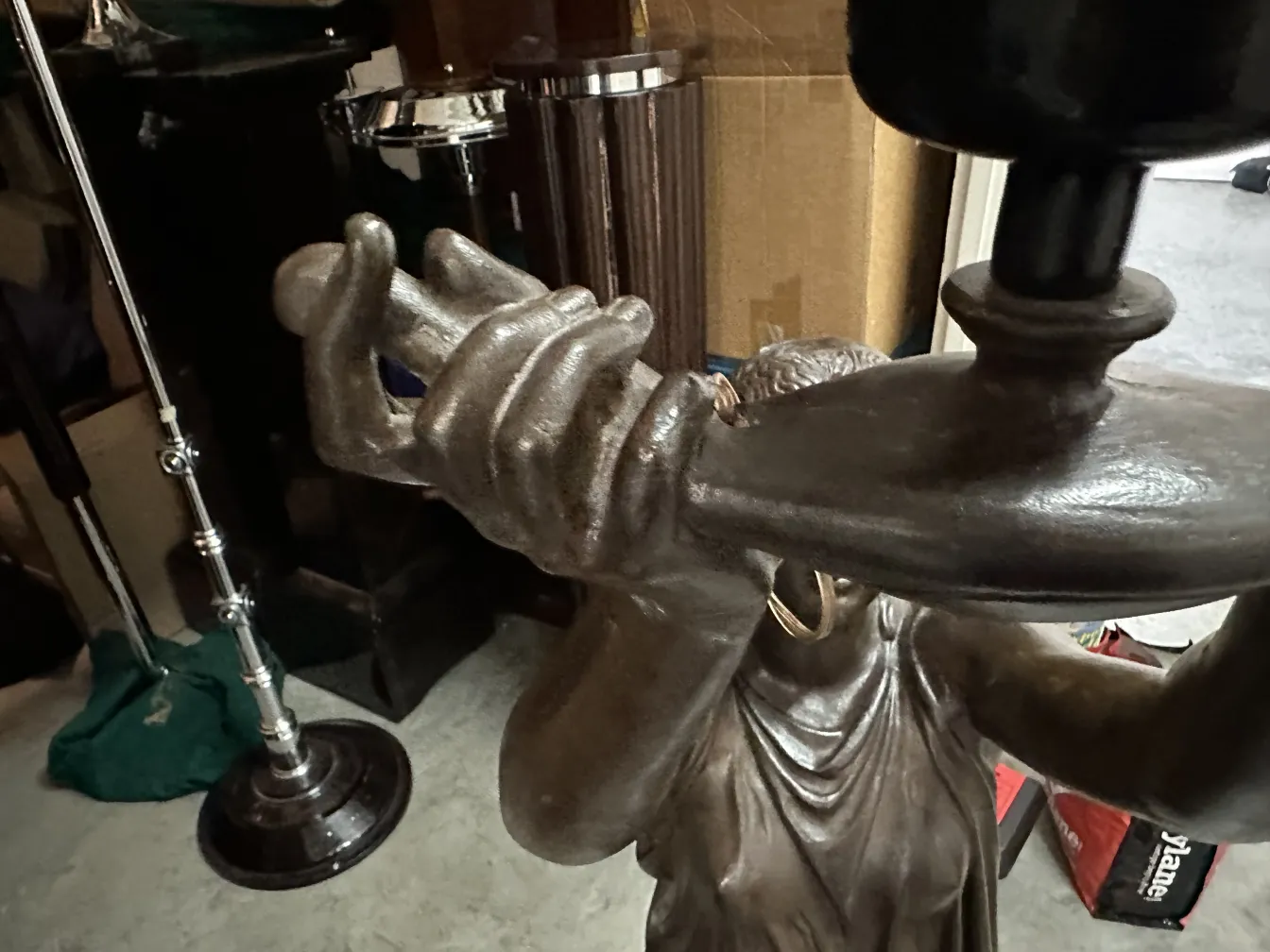 scultura antica che mostra figura maschile che tiene un oggetto