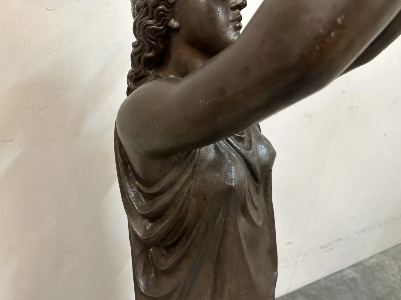 Scultura antica di Val D´Osne con dettagli raffinati e forme eleganti.