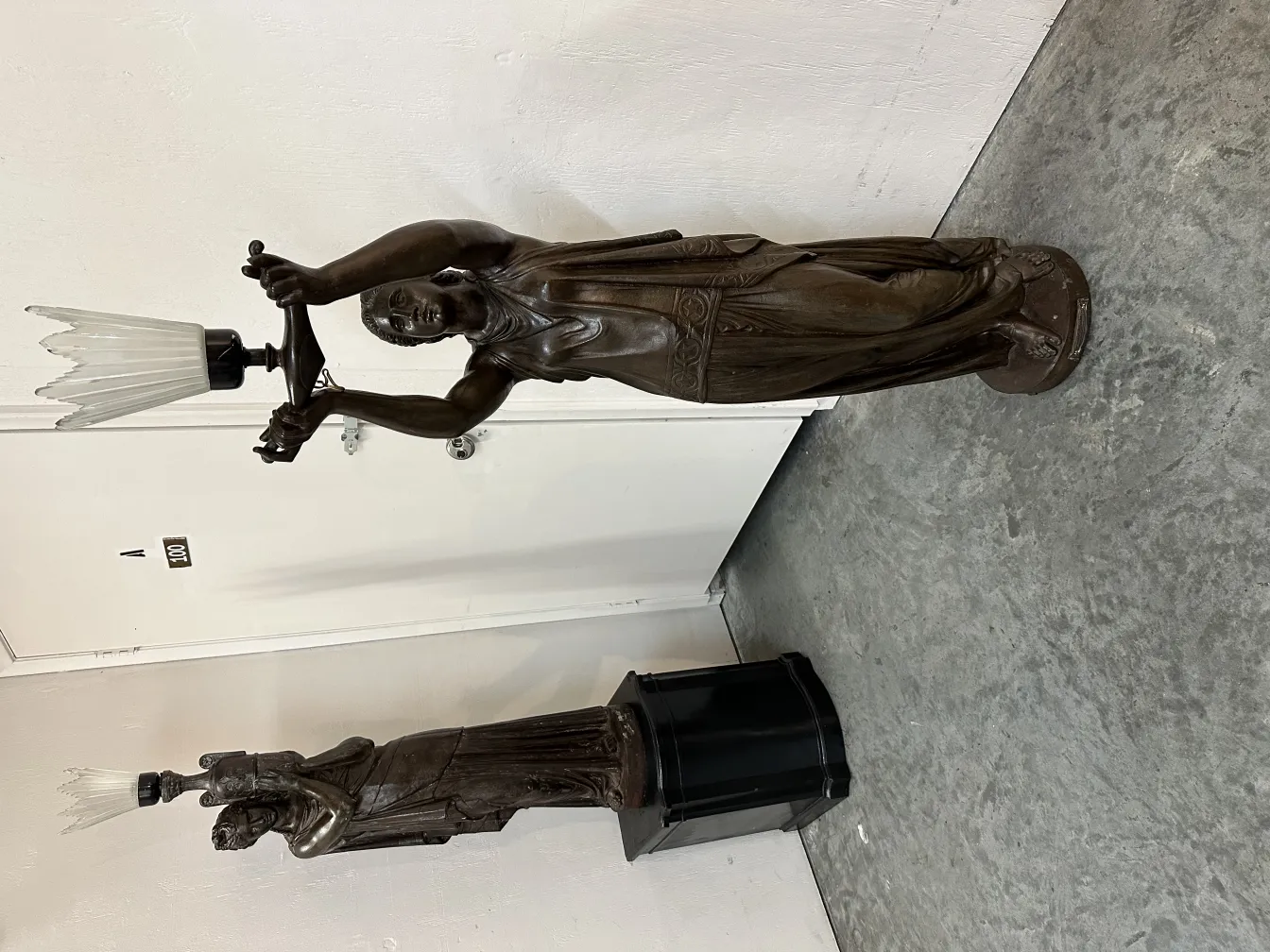 escultura antiga de figura feminina com luz