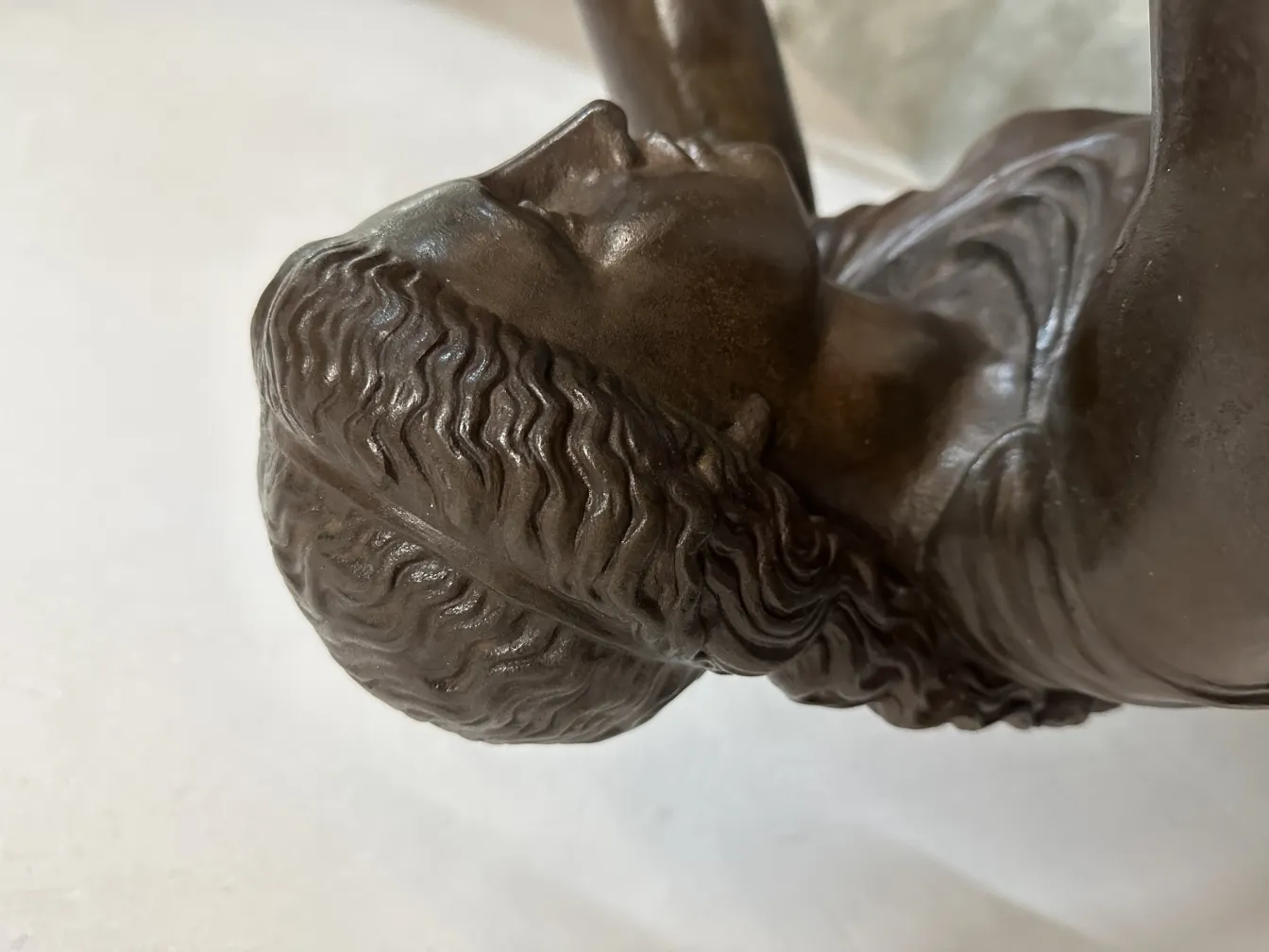 古代Val D´Osne彫刻の頭部の詳細、波状の髪の毛。