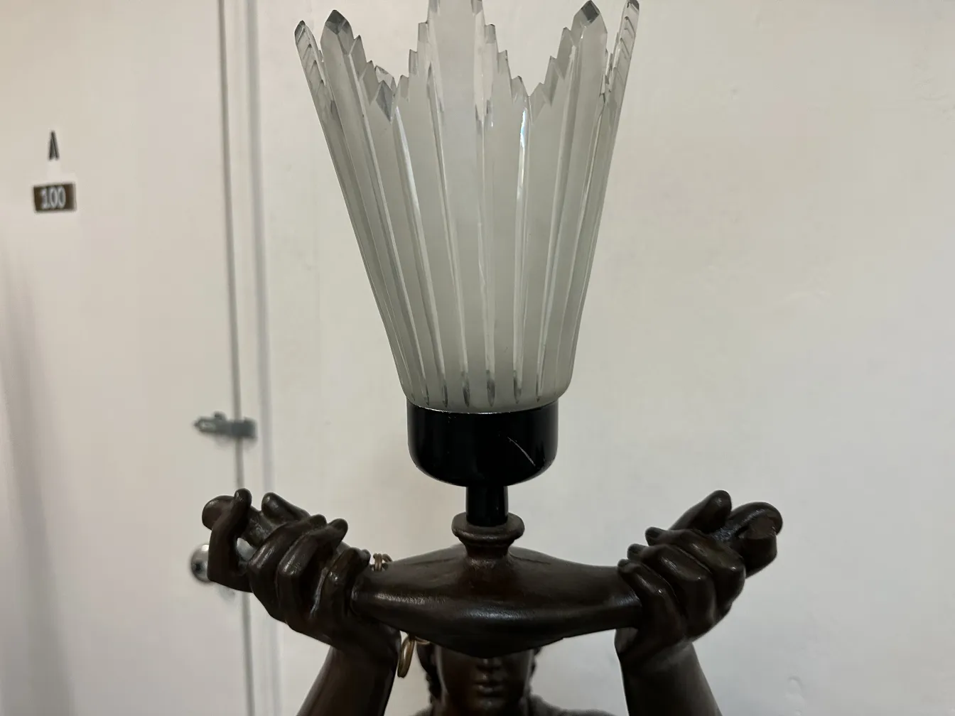 古老的Val D´Osne雕塑，带有装饰性底座和人形支撑光源。