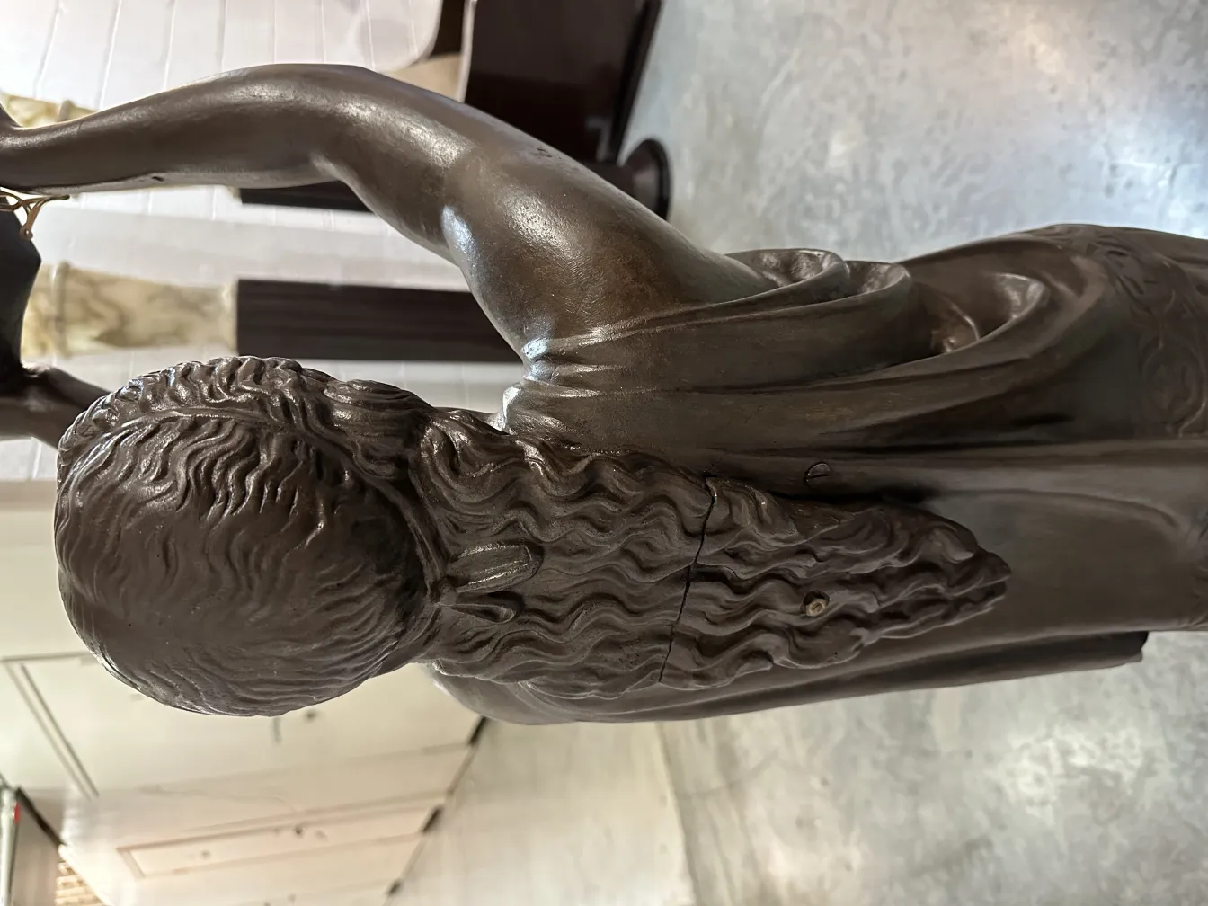 escultura antiga de Val D´Osne com detalhes ornamentais visíveis