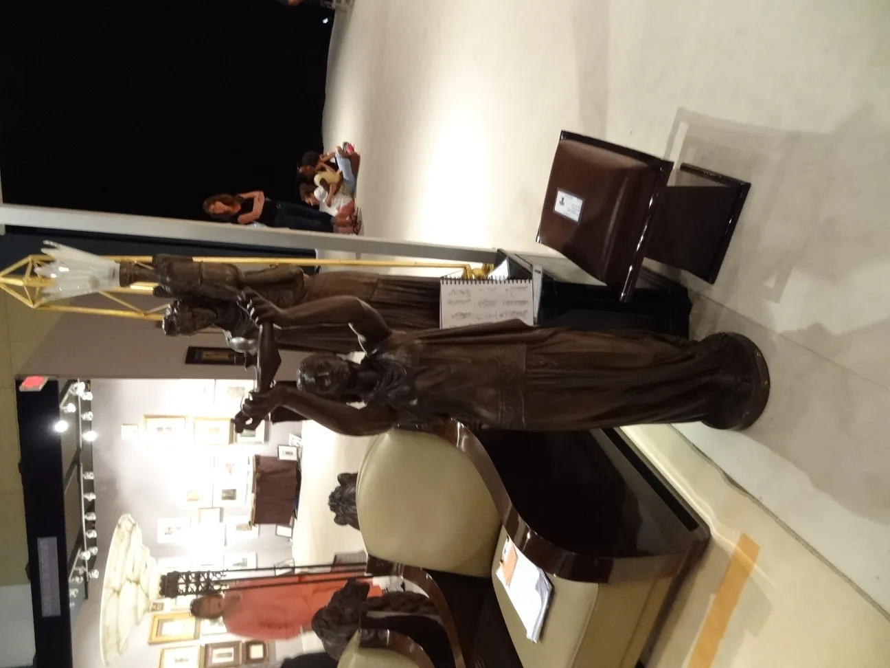 escultura antigua con figura humana y detalles decorativos