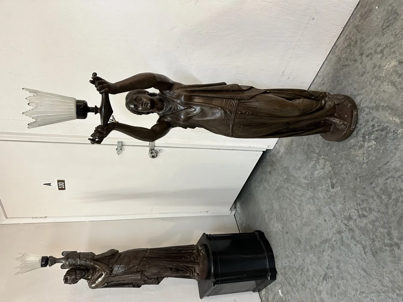 女性の像を持ち上げた古代彫刻のランプ