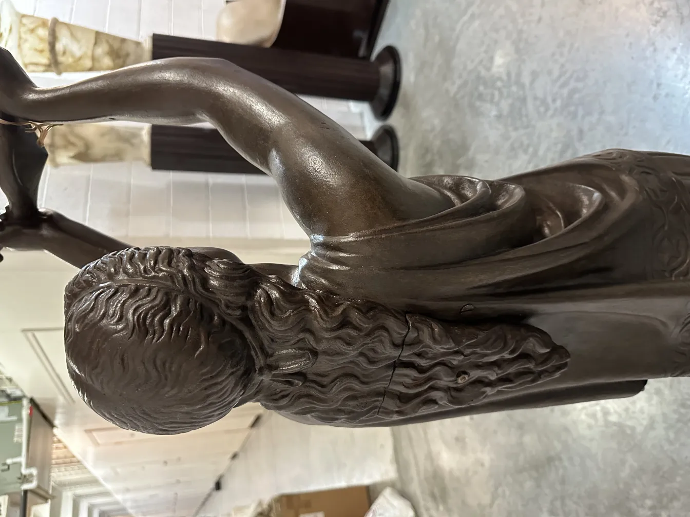 sculpture ancienne d'une figure humaine en mouvement, cadre élégant