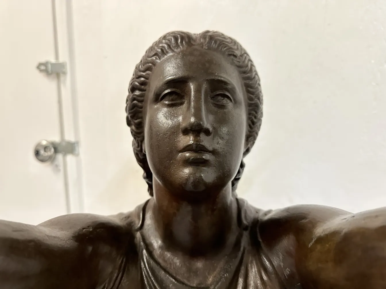 détail d'une sculpture ancienne représentant une figure humaine