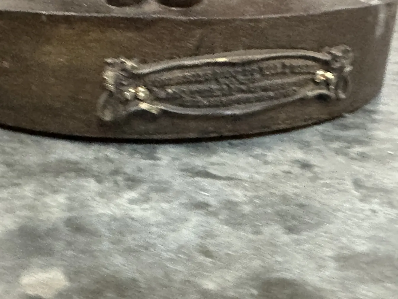 Detail einer antiken Skulptur Val D´Osne mit Verzierungen