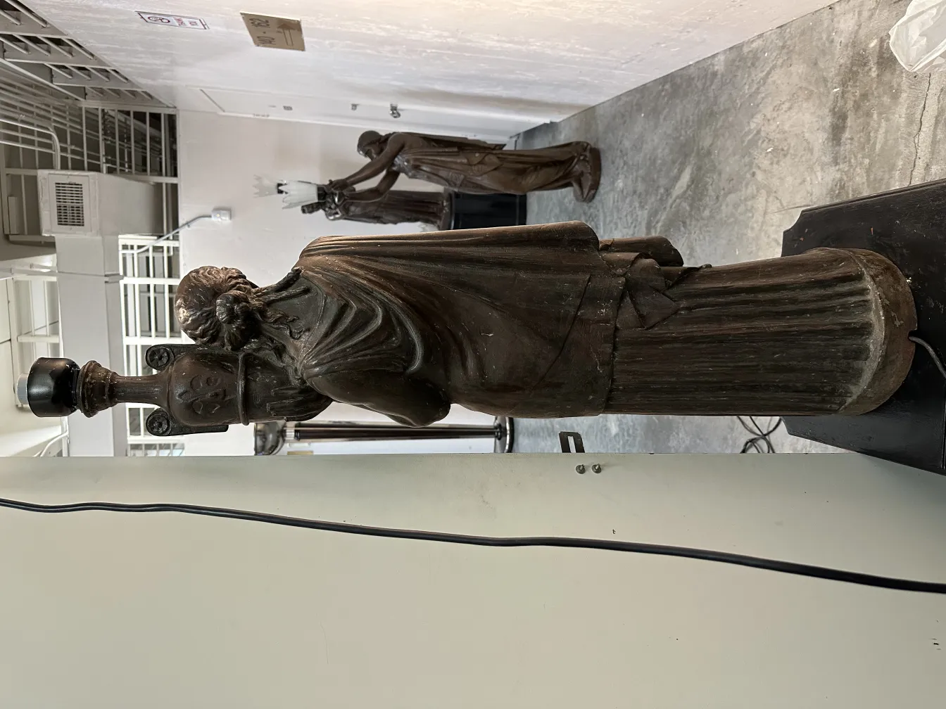 escultura antigua de Val D´Osne con detalles decorativos