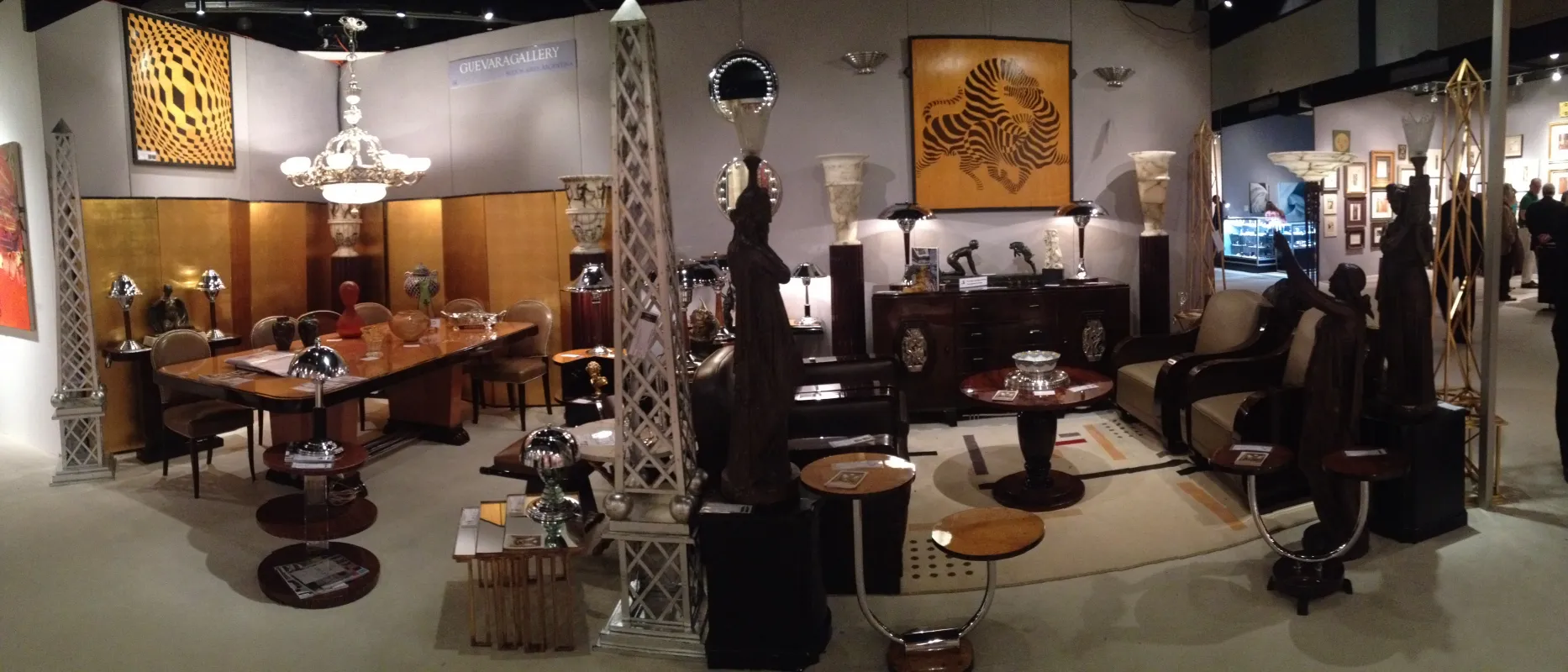 scultura antica di Val D´Osne in un ambiente elegante con tavoli e decorazioni.