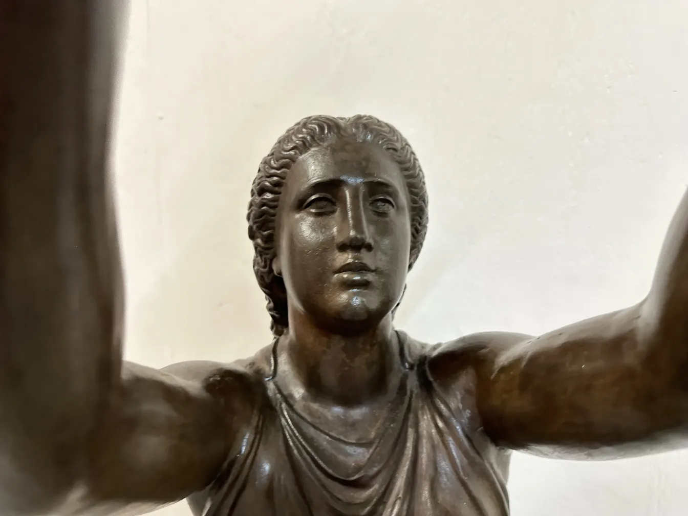 antike Skulptur von Val D'Osne, aufrechte Figur, Gesichtszüge