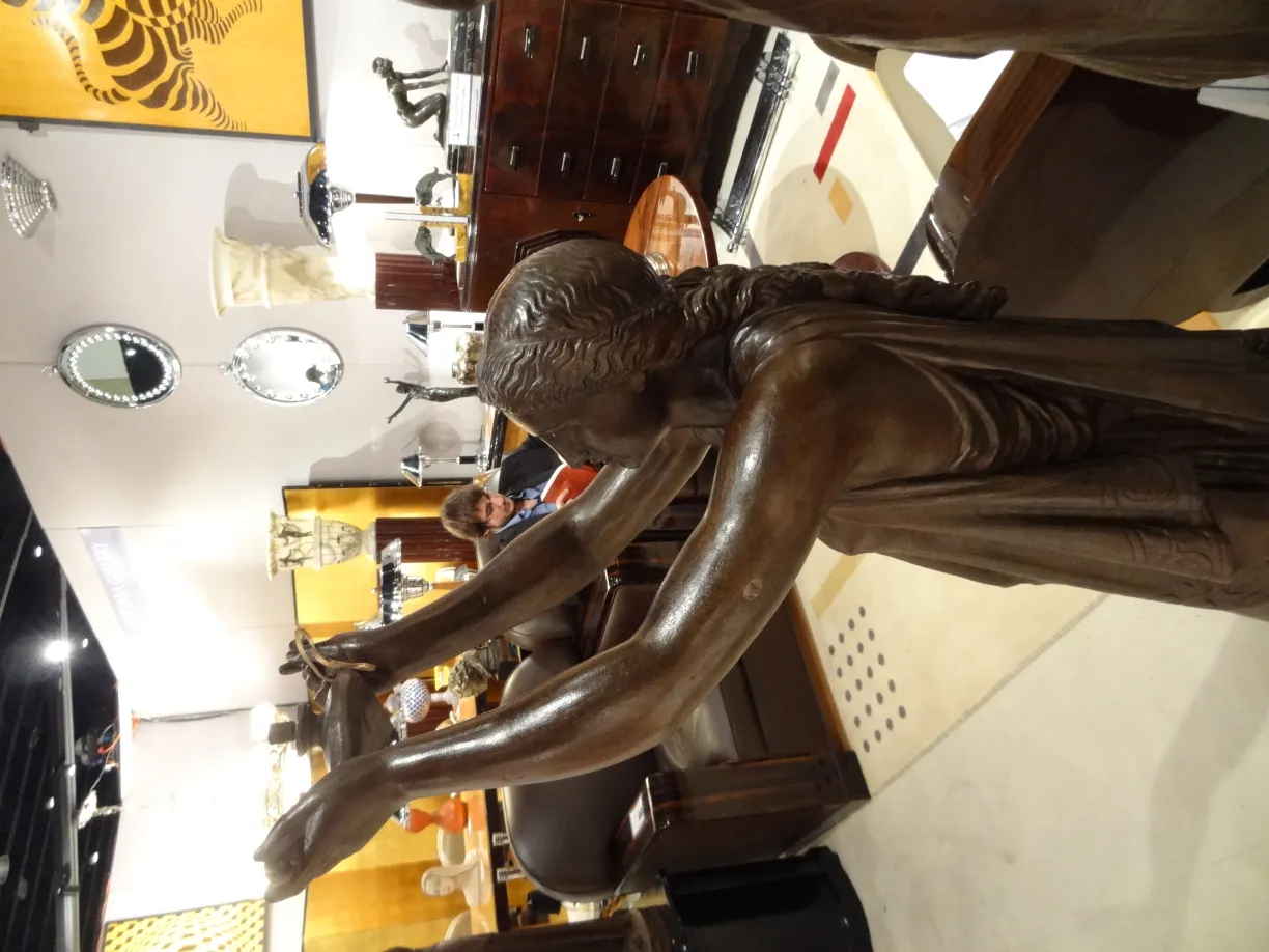 Scultura antica di Val D´Osne con dettagli raffinati in un ambiente elegante.