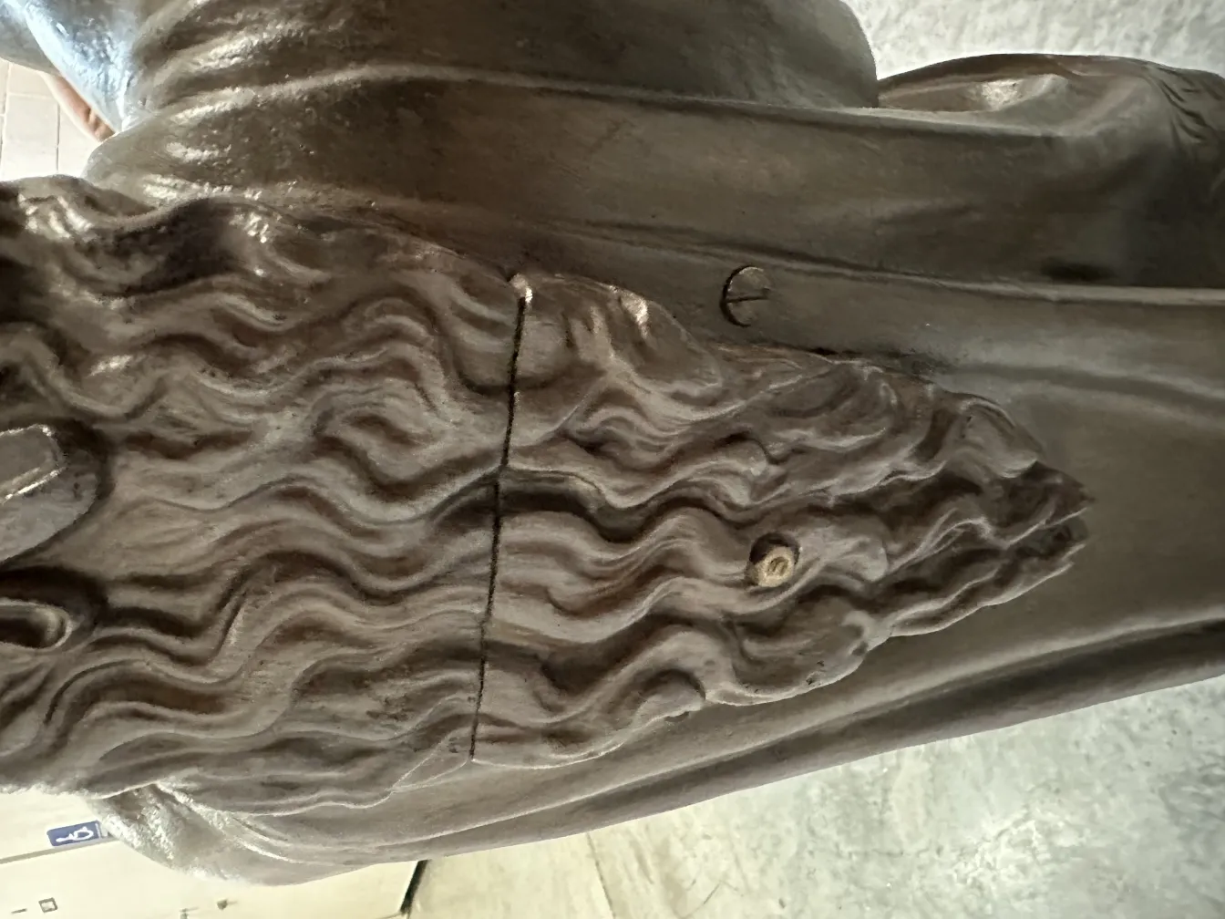 details in den haaren einer antiken skulptur val-dosne.