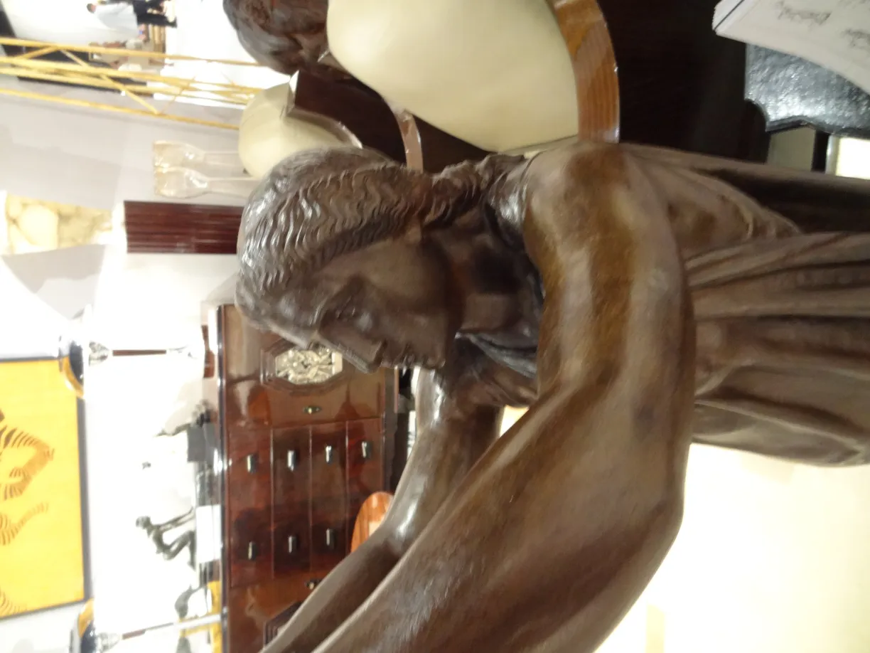 Antike Skulptur von Val D'Osne mit eleganten Details und sanften Kurven.