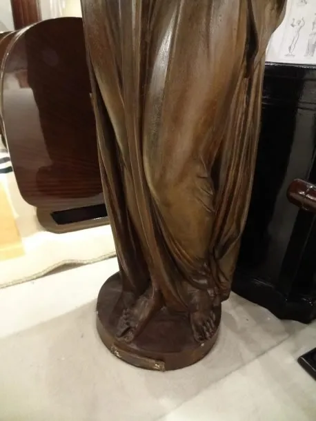 scultura antica di Val D'Osne con pieghe dettagliate, contesto elegante