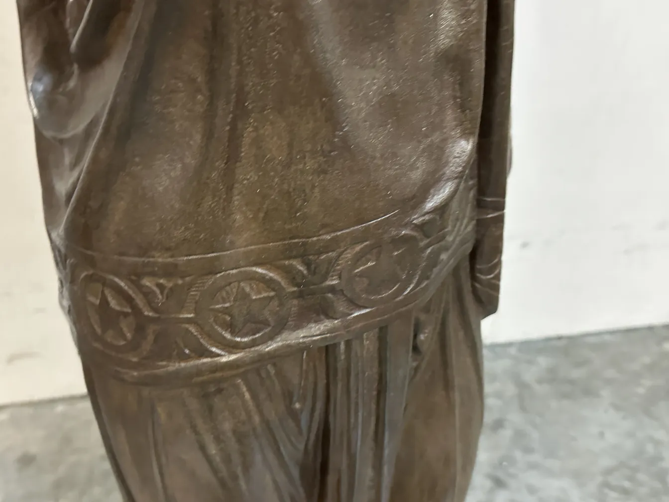 Scultura antica di Val D´Osne in tonalità scura, dettaglio dell'abito.